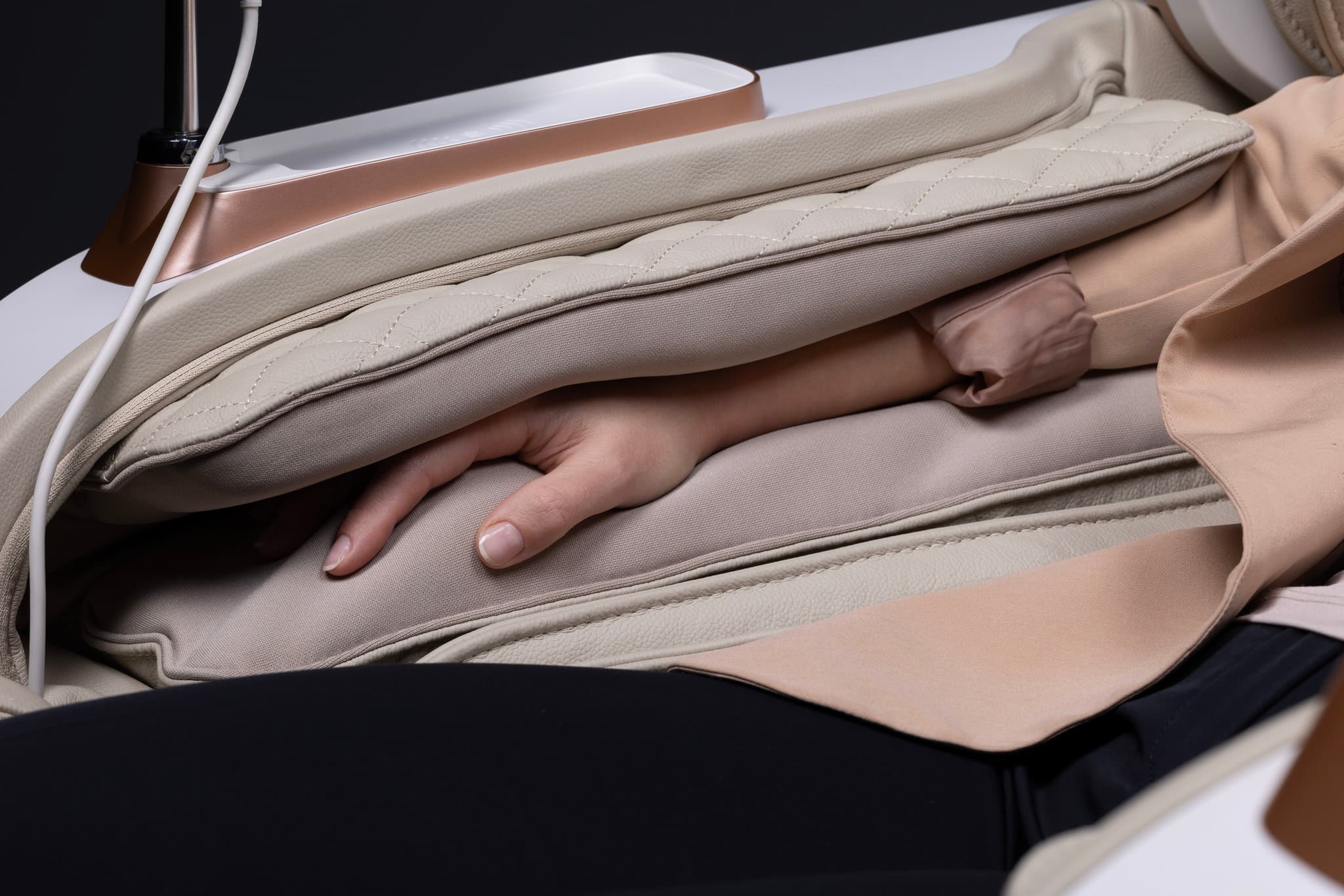 Massaggio alle braccia e ai palmi con i cuscinetti Shiatsu