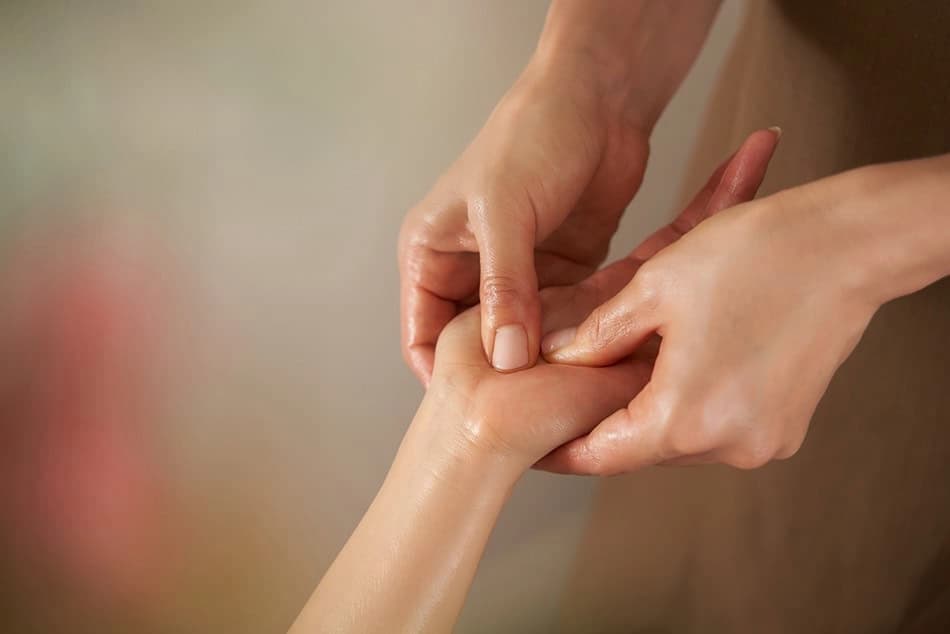 Tutti i benefici della riflessologia della mano